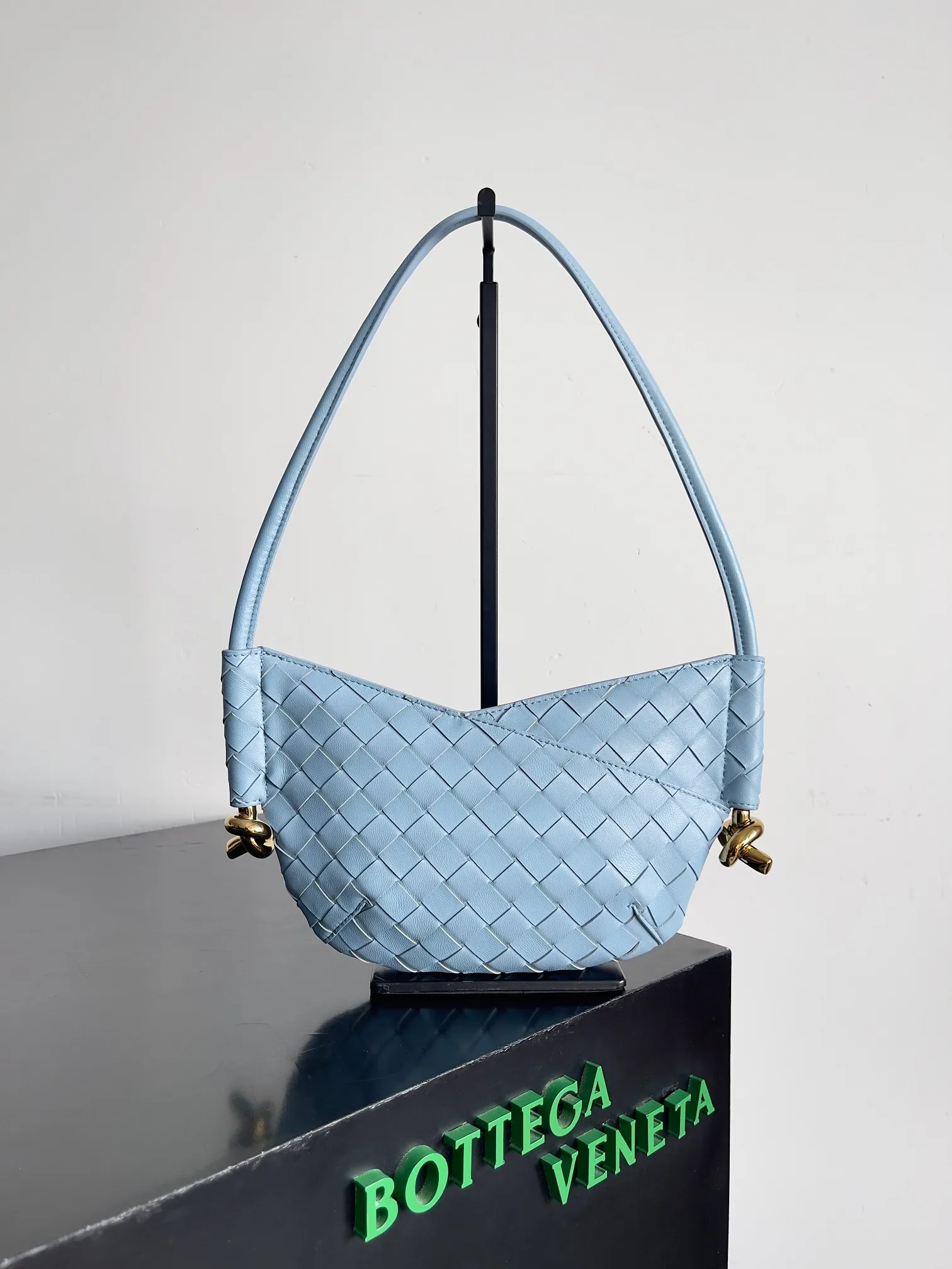 Batch 1660 BVMini Solstce's latest armpit bag, with a relaxed feel in summer. It's really cute. Knot metal knots are decorated on both sides to add interest. BV's recent soul elements are not found in every bag. Compared with the other two sizes, this mini is more elegant and refined. Niche personality 🉑Salt🉑Sweet Style number: 796378 Size: 28*18*depth 5cm